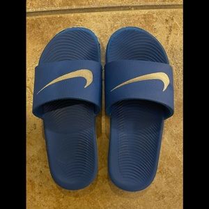 Youth Nike slide in shoes.